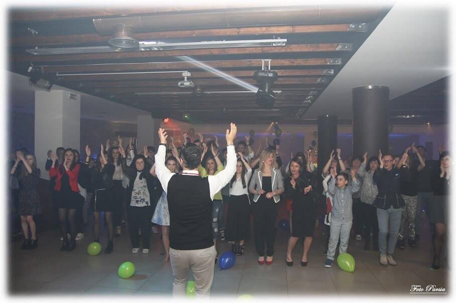 Persone che ballano con palloncini alla sala elios pignola