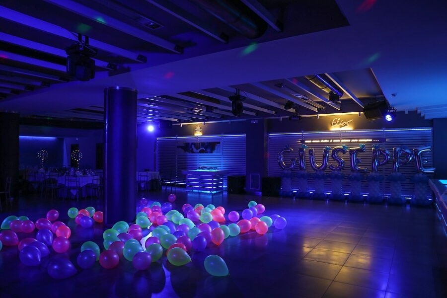 sala da ballo con palloncini colorati e luci blu