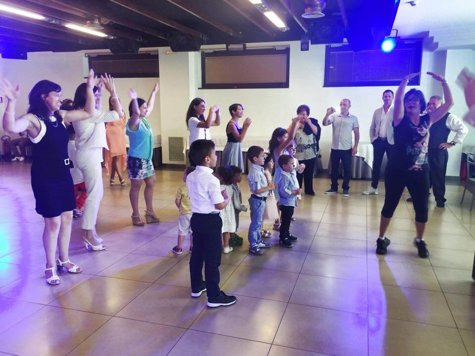 Bambini che ballano in sala