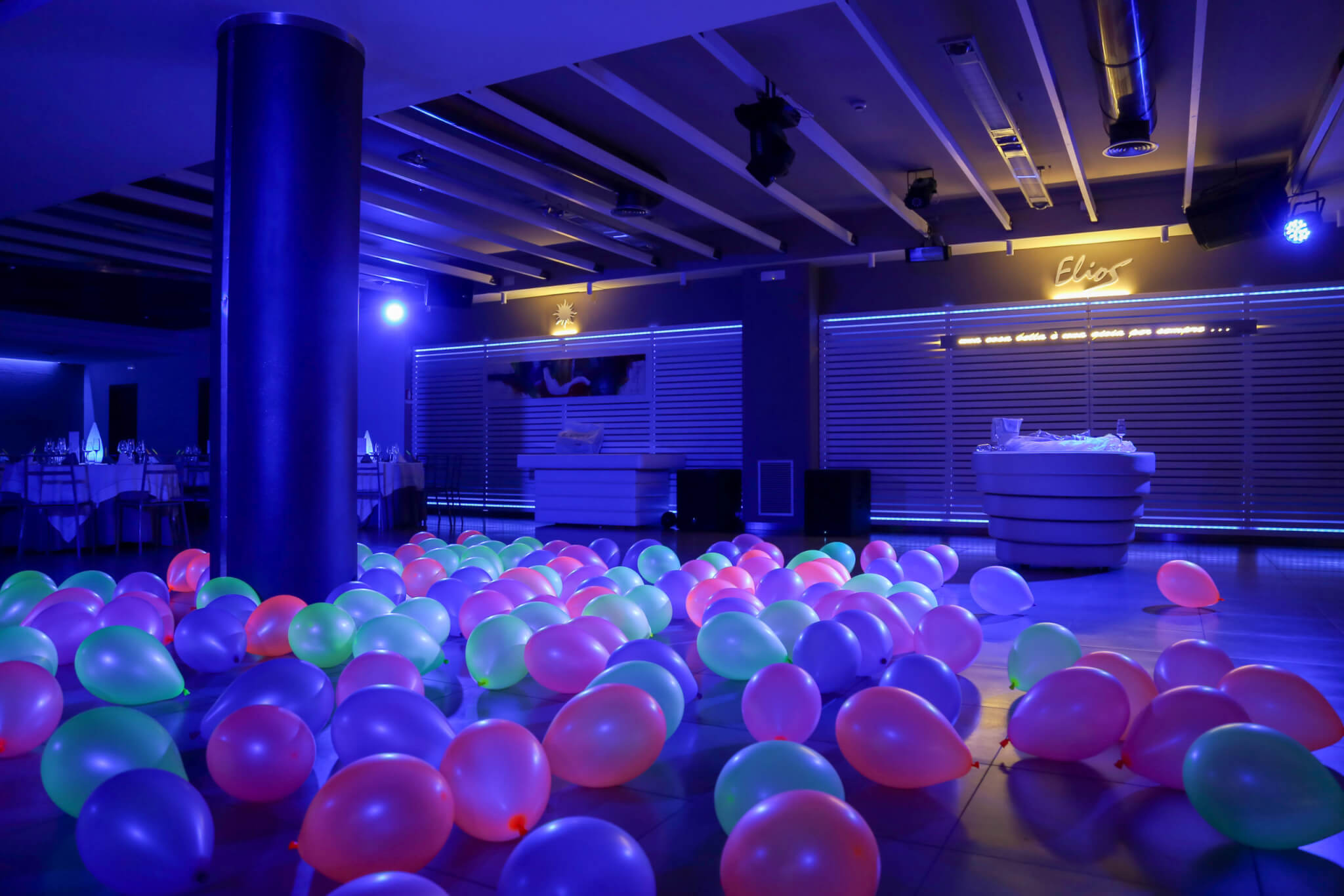 palloncini colorati in una sala ricevimenti con luci blu